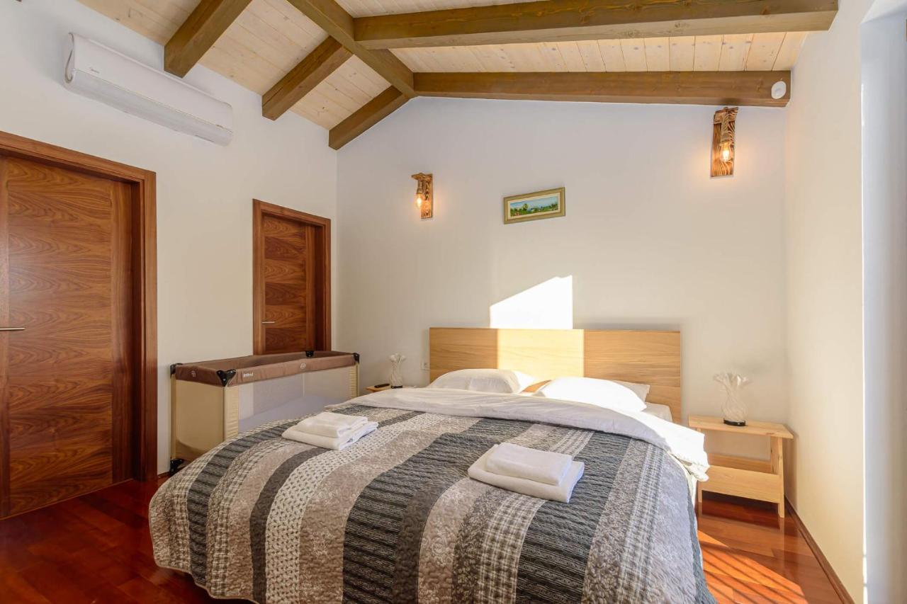 Villa David - Luxurious Secluded Villa With A Heated Pool Butkovici  Exterior photo
