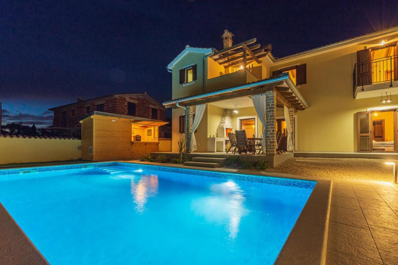 Villa David - Luxurious Secluded Villa With A Heated Pool Butkovici  Exterior photo